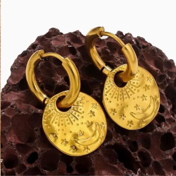 NEW 18K Gold Plated Sumerian Coin Huggie Hoop Drop Earrings - Picture 2 of 3
